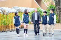 Thầy giáo Nguyễn Xuân Khang nhận hỗ trợ lâu dài cho 22 em ở Làng Nủ 