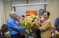 Chủ tịch HĐND TP.HCM thăm nhà giáo tiêu biểu nhân ngày 20-11
