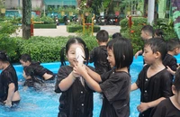 Trẻ mầm non bắt cá, làm gốm tại ngày hội trải nghiệm trò chơi dân gian