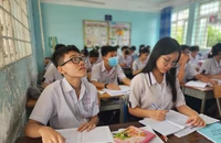Giáo viên dạy thêm ngoài nhà trường: Hiệu trưởng quản lý ra sao?