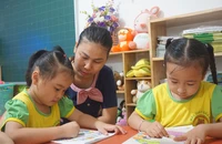Khảo sát ngân hàng thế giới: 34% phụ nữ nuôi con bị giảm thu nhập