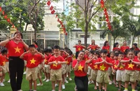 Sân trường rực sắc cờ đỏ sao vàng mừng đại lễ 30-4