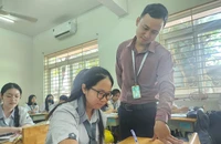 Trường học tổ chức thi thử tốt nghiệp THPT: Khó cũng phải làm