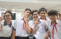 Thi vào lớp 10: Thí sinh cười rạng rỡ bước vào bài thi môn tiếng Anh