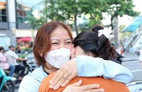 Thi vào lớp 10 tại TP.HCM: Con thi, cha mẹ ngóng trông