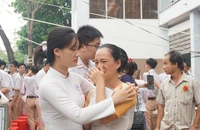 Mẹ bật khóc tại lễ tri ân và trưởng thành của con