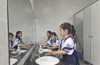 Nhà vệ sinh trường học bẩn, hiệu trưởng cần xem lại năng lực