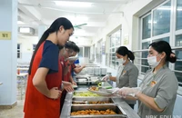 Nhiều trường ở Hà Nội cho học sinh ở lại qua đêm vì mưa bão