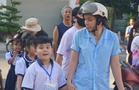 Phụ huynh băn khoăn trước quy định phạt ép con học tập quá sức