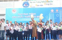 Học sinh tiểu học ở TP.HCM thích thú học hát cải lương cùng nghệ sĩ