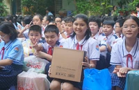 Học sinh mang gạo, mì đến trường ủng hộ đồng bào miền Trung 