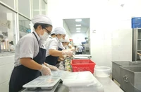Phụ huynh Trường THPT Trưng Vương kiểm tra suất ăn bán trú sau phản ánh