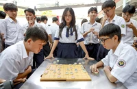 Từ tháng 1-2026, TP.HCM sẽ hạn chế học sinh dùng điện thoại giờ ra chơi 