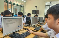 Học sinh TP.HCM làm quen thi trên máy tính, đón đầu kỳ thi đổi mới