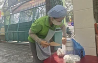 Vụ nghi thịt hết hạn: Hiệu trưởng 'rụng rời tay chân', phụ huynh đưa cơm trưa cho con