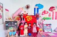 Học sinh TP.HCM rộn ràng nhận lì xì 'độc lạ' từ thầy cô