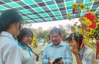 Chiếc tủ kính đặc biệt trong phòng thầy hiệu trưởng