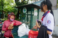 Trường tổ chức lại bữa ăn bán trú: Phụ huynh vẫn đón con về vì không yên tâm
