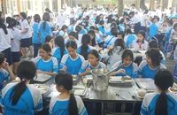 Sau vụ nghi ngộ độc tại trường học, TP.HCM giám sát chặt bữa ăn bán trú 