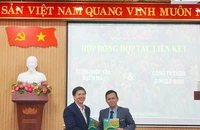 Lãnh đạo Vườn quốc gia Bạch Mã và đại diện Công ty Jungle Boss ký kết hợp đồng hợp tác liên kết giai đoạn II tại TP. Huế. Ảnh: CTV