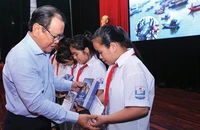 Chương trình 'Cùng ngư dân thắp sáng đèn trên biển' của Báo Pháp Luật TP.HCM đoạt Giải thưởng Sáng tạo TP.HCM lần 4-2025