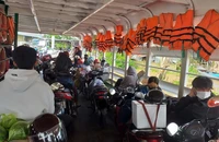 Mối nguy từ việc người dân không mặc áo phao khi đi phà 