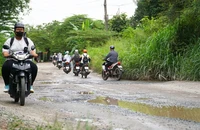 Sinh viên Đại học Quốc gia mong hết cảnh đi trên đường 'ổ gà'