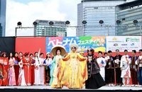 Áo dài rực rỡ trong lễ hội Việt Nam tại Osaka