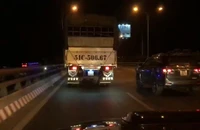 Độ đèn ở đuôi xe làm chói mắt ô tô di chuyển cùng chiều