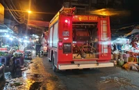 Cháy bên hông chợ Bà Chiểu, nhiều người bỏ chạy