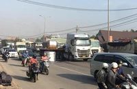  Ô tô chở cuộn thép bị rơi có thể bị phạt đến 12 triệu đồng và tước bằng lái
