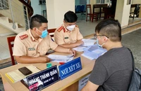 Người đủ 15 tuổi trở lên được đăng ký xe chính chủ 