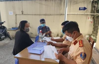 Từ 1-8, người nào được đăng ký xe và nhận biển số xe tại nhà?
