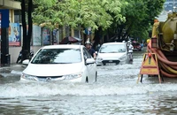 Ô tô bị ngập hai phần bánh xe, chủ xe cần làm ngay điều này