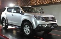 Đẩy hàng tồn kho, đối thủ của Toyota Fortuner và Ford Everest giảm giá sâu