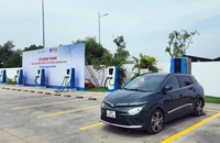 Chủ xe điện VinFast sẽ được sạc pin tại các cửa hàng xăng dầu của PVOIL
