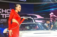 Có gì trên chiếc xe được Hoa hậu Tiểu Vy 'đứng cạnh'?