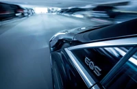 Chủ xe Mercedes-Benz không cần dùng tay để lái xe vào chỗ đỗ