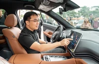 Những vị khách hàng đầu tiên nhận xe VinFast VF 9 nói gì?