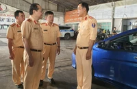 Người dân có thể tự dán tem sau khi hoàn thành các hạng mục đăng kiểm