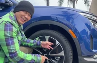 Dân chơi xe tại Mỹ thử sức VF 8 với cung đường off-road 'khó nhằn'