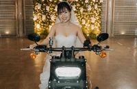 Có gì trên chiếc xe phân khối lớn được cô dâu lái vào lễ đường đang 'viral' trên mạng xã hội?