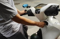 Giải mã nguyên lý khoá ô tô, xe máy bất ngờ bị 'phá sóng'