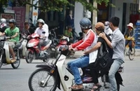 Bộ Công an đề xuất thêm trường hợp đi xe máy được 'kẹp ba'