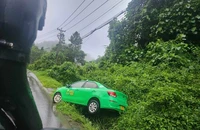 Từ vụ chiếc taxi bị trượt ở đèo Chuối, làm gì để lái xe an toàn vào mùa mưa?