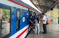 Nhiều hành khách trễ tàu vì mưa lớn