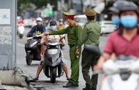 Công an xã sẽ tạm giữ bản giấy giấy phép lái xe của người dân trong trường hợp nào?