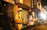 Bị CSGT xử phạt vi phạm giao thông có được nhờ người khác nộp phạt và nhận xe?