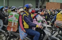 Đề xuất chở trẻ dưới 6 tuổi trên xe máy phải có dây đai an toàn hoặc ghế trẻ em