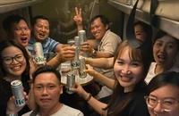 Chùm ảnh: Người dân bắt đầu đi nghỉ lễ 30-4, 1-5 bằng tàu hoả